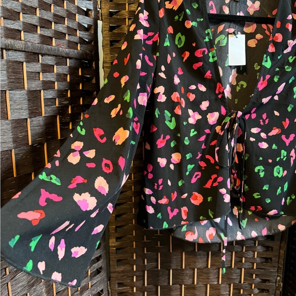 Cheetah Print Tie-front Top - Picture 4 of 6